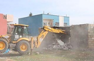 Kızıltepe’de metruk binaların yıkımı sürüyor