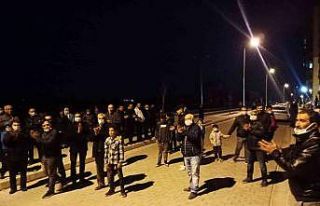 Komşuları yüzünden ellerinde sopalarla ekmek almaya...