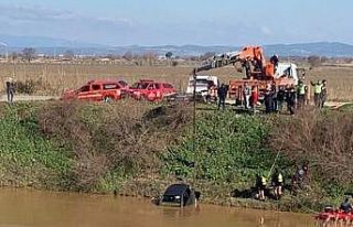 Kontrolden çıkan araç Gediz’e uçtu, sürücü...