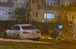 Kontrolden çıkan otomobil önündeki araçla çarpıştı