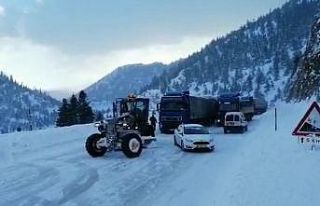 Konya-Antalya karayolunda kar yağışı ulaşımda...