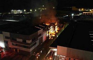 Korkutan fabrika yangını 2 saat sonra kontrol altına...