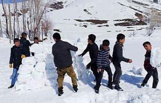 Köy çocuklarının karda futbol keyfi