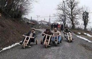 Köy halkı geleneksel kış festivalinde bir araya...