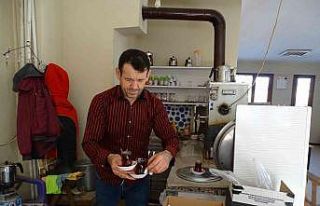 Köy kahvesinde odun ateşinde çay keyfi