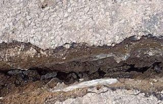 Köy yolunda çatlaklar meydana geldi