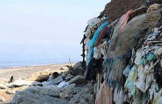 Kozlu sahilindeki çöp yığınları havadan görüntülendi