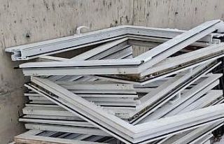 Kullanılmayan yurt binasının pencerelerini çalan...