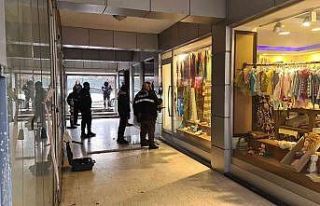 Kültürlü hırsız, bulduğu paraların yanında...