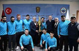 Kululu şampiyon güreşçiler ödüllendirildi