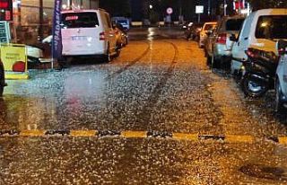 Kuşadası’nda dolu yağışı sokakları beyaza...