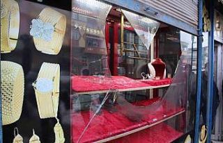 Kuyumcunun camını kırıp yarım kilo altın çaldılar