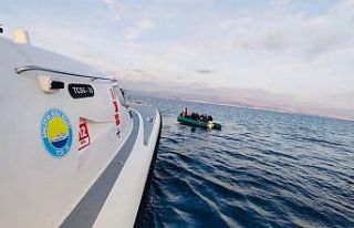 Lastik bot arıza yaptı, göçmenlerin imdadına...