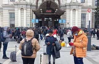 Lviv halkı tren istasyonlarına akın ediyor