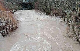 Malatya’da Kozluk Çayı taştı, yollar su altında...