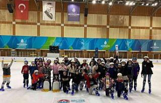 Maltepeli çocukların buz pateni keyfi