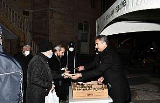 Mamak Belediye Başkanı Köse, kandil simidi dağıttı