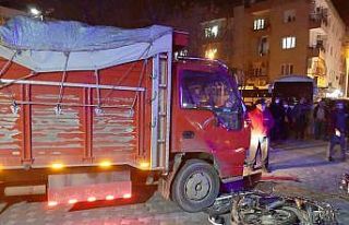 Manisa’da kamyonet motosikletle çarpıştı: 1...