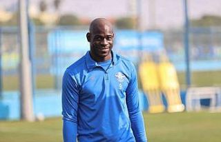 Mario Balotelli saçlarını kazıttı