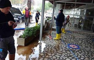 Marmaris’te evleri basan sel suları tahliye ediliyor