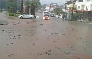 Marmaris’te sağanak yağış etkili oluyor