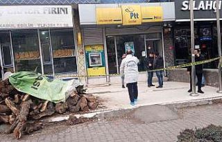 Maskeli, silahlı soyguncular PTT şubesinden 20 bin...