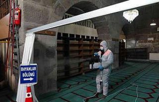 Melikgazi’de camiler gül suyu ile temizlendi