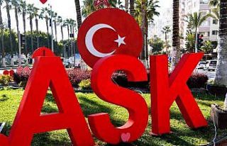 Mersin, 14 Şubat için süslendi