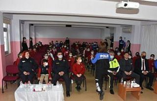 Mersin polisi ilkokul öğrencilerini asayiş konularında...