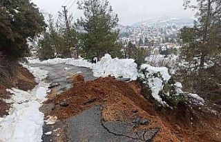 Mersin’de heyelan yolu kapattı