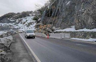 Meydana gelen heyelan sonrası yol trafiğe açıldı