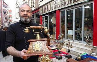 Mezatın en gözdesi asırlık gramofon 19 bin TL’ye...