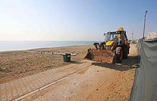 Mezitli’de sahil ve parklara yaz bakımı