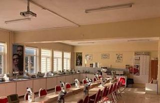 Mezun oldukları okulu laboratuvarına bağışta...