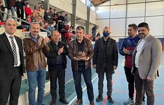 Midi Kızlar Voleybol turnuvasında kupalar sahiplerini...