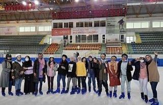 Misafir öğrenciler buz pateninde