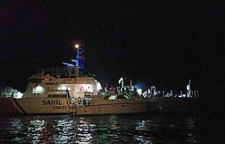 Motor yat içinde 23 düzensiz göçmen yakalandı