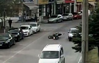 Motosikletli kurye otomobile arkadan çarptı, o anlar...