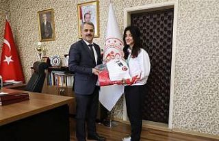 Muaythai Avrupa Şampiyonu Aslan’a hediye