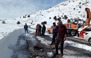 Muhtar yol açma çalışması yapan ekiplere yemek...