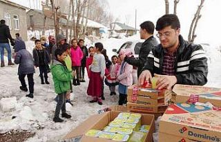 Muş’ta hayırsever gençler köy çocuklarını...