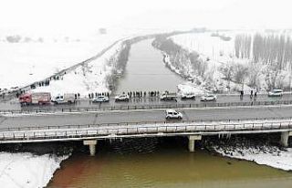 Muş’ta nehre düşen genç kızı arama çalışmaları...