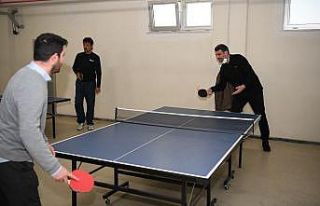 Mustafa Kocaman, gençlerle masa tenisi oynadı