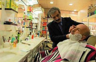 Müşterilerini 35 yıldır takım elbise ve kravatla...