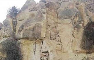 Nevşehir’de kopan kaya parçası yola yuvarlandı