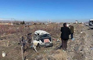 Niğde’de işçi servisi devrildi: 14 yaralı