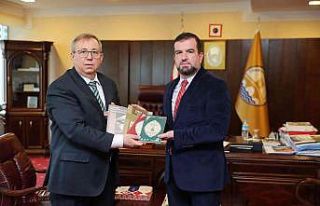 Öğr. Gör. Dr. Nur, eserlerini Rektör Tabakoğlu’na...