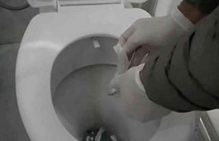 Öğrencileri zehirleyen uyuşturucular klozetten...