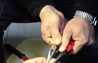 Öğrencinin parmağına sıkışan yüzüğü itfaiyeciler...