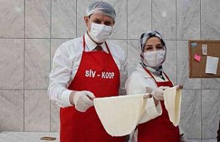 Oklavayı eline alan vali, eşi ile yufka açtı